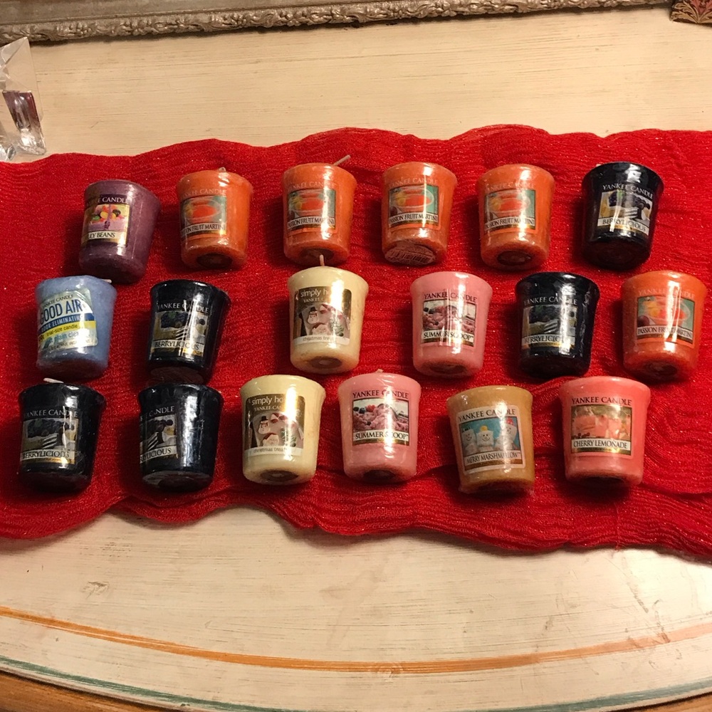 18 small Yankee candles. Mixture of scents.